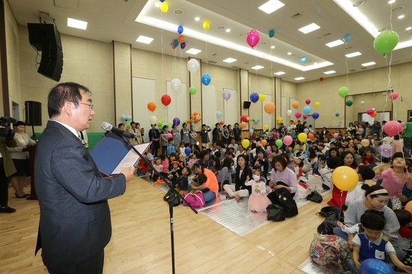 ▲ 청주시는 지난 30일 오송도서관에서 아기와 함께 하는 책사랑운동 선포식을 가졌다. 이승훈 시장이 선포문을 낭독하고 있다. ⓒ청주시