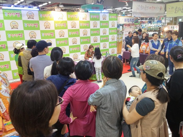 ▲ 청주시가 지난달 30일 수원 농협에서 청원생명쌀 판촉회를 연 가운데 홍보모델 송소희의 사인을 받기위해 고객들이 줄지어 서있다.ⓒ청주시