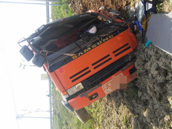 ▲ 충북 증평군 증평읍에서 1일 덤프트럭이 전복돼 증평소방서가 운전자를 구조했다.ⓒ증평소방서