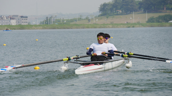 ▲ 지난 달 30일 열린 전국장애인조정경기대회에서 선수들이 힘차게 노를 젖고 있다.ⓒ대구대 제공