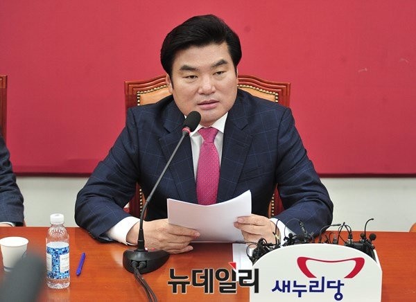 ▲ 원유철 새누리당 원내대표가 2일 국회에서 기자간담를 갖고 있다.ⓒ이종현 기자