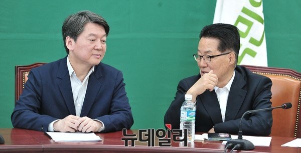 ▲ 국민의당 박지원 원내대표가 최고위원회의 도중 안철수 대표와 이야기를 나누고 있다. ⓒ뉴데일리 이종현 기자