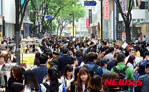 ▲ 중국 노동절 연휴가 시작된 지난달 30일 오후 서울 중구 명동이 중국인 관광객들로 붐비고 있다. ⓒ뉴시스