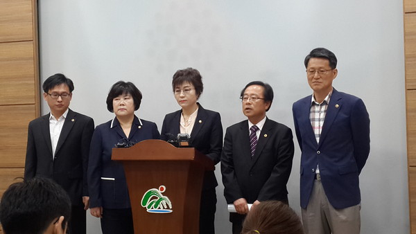 ▲ 충북도의회 행문위(위원장 임회무.오른쪽 두번째)가 2일 충북도청에서  ‘충북도 공공건축물에 대한 기계설비 분리발주 조례’안에 대한 기자회견을 갖고 있다.ⓒ김종혁 기자