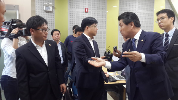 ▲ 충북 건설협회 윤현우 회장(오른쪽)이 2일 충북도청에서 도의회의 ‘충북도 공공건축물에 대한 기계설비 분리발주 조례’안에 대해 반발하고 있다.ⓒ김종혁 기자