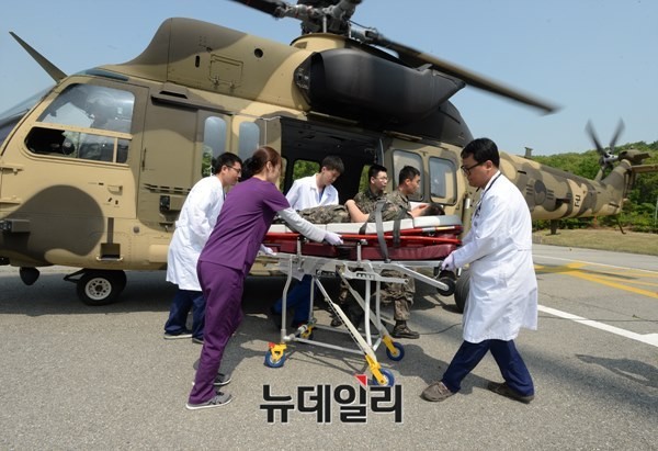 ▲ 실제와 같은 후송훈련을 실시하는 모습.ⓒ뉴데일리 정상윤 사진기자