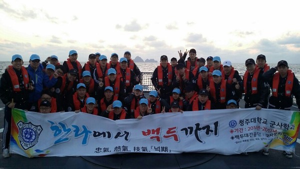 ▲ 청주대 군사학과 3학년 학생들이 독도를 탐방한 뒤 군함에서 포즈를 취하고 있다.ⓒ청주대