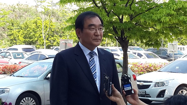 ▲ 이승훈 충북 청주시장이 2일 '정치자금법위반' 재판을 받기위해 청주지법에 들어서며 기자들의 질문에 답하고 있다.ⓒ김종혁 기자