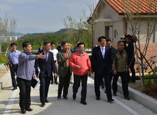 ▲ 이동필 농림축산식품부 장관(가운데)이 제천을 방문, 체류형농업창업지원센터를 둘러보고 있다.ⓒ제천시