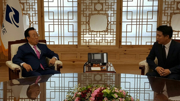 ▲ 이희진 영덕군수(오른쪽)가 2일 김관용 경북도지사를 만나 국비확보에 나섰다.ⓒ영덕군 제공