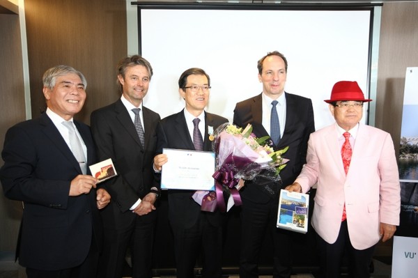 ▲ 왼쪽부터 양무승 한국여행업협회 회장, 프레데릭 땅봉 프랑스 관광청 지사장, 한진관광 권오상 대표, 페비앙 페본 주한 프랑스 대사, 홍기정 모두투어 부회장ⓒ 프랑스 관광청