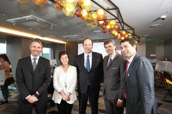 ▲ 왼쪽부터 프레데릭 땅봉 프랑스 관광청 지사장, 카롤린 다라스 쉬농소 고성 홍보이사, 페비앙 페논 주한프랑스대사, 마크 메테이 앙부아즈 고성 부대표, 가엘 이브람사 클로뤼세 성 영업마케팅 이사ⓒ 프랑스 관광청