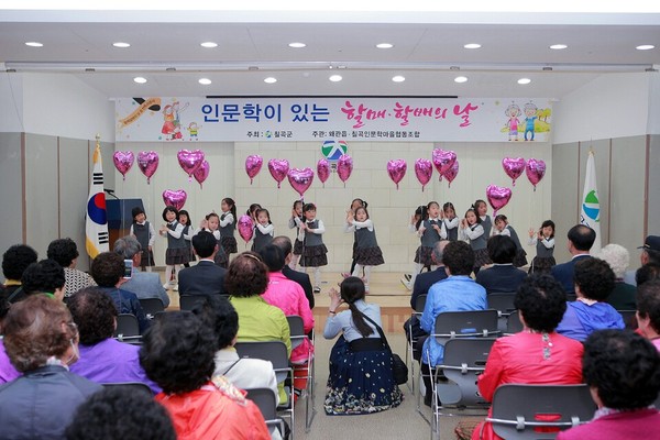 ▲ 칠곡군이 지난 달 29일 어르신의 전당에서 '할매할배의 날'을 갖고 인성교육 등을 살피는 시간을 가졌다.ⓒ칠곡군 제공