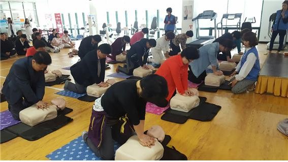 ▲ 칠곡군보건소는 지난 29일 건강증진센터에서 소방서 구급대원, 경찰공무원 등이 참석한 심폐소생술 교육을 펼쳤다.ⓒ칠곡군 제공