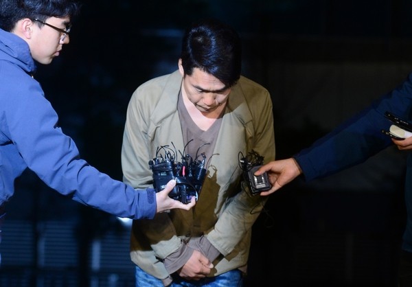 ▲ 음주 교통사고 혐의를 받고 있는 방송인 이창명이 21일 오후 서울 영등포경찰서에 조사를 받기 위해 들어서며 고개를 숙이고 있다. ⓒ뉴시스 사진DB