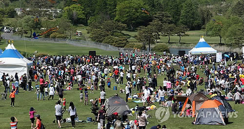 ▲ 어린이날·어버이날·스승의날 등 5월 가정의달을 맞이해 교육업계에서 감사 인사 전하기, 가족 체험 교실, 경품 증정 등의 행사를 진행한다. ⓒ연합뉴스