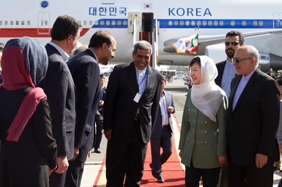 ▲ 한국전력을 포함한 우리나라 에너지 기업들이 이란 진출에 잰걸음을 보이고 있다. 이란은 오는 2020년까지 석유, 가스, 전력 등 에너지 재건 사업에 1850억불을 투자한다는 계획을 갖고 있다.  ⓒ 청와대 제공