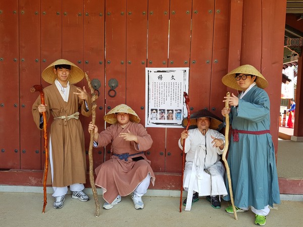 ▲ 문경전통찻사발축제가 개장 3일만에 4만2천여명이 찾는 등 인기몰이 중이다. 사진은 '문삿갓을 찾아라' 프로그램 모습.ⓒ문경시 제공