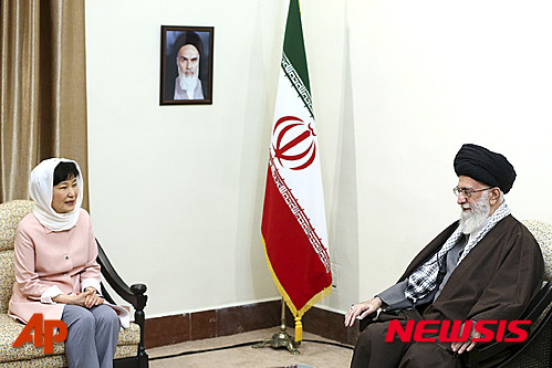 ▲ 이란 수도 테헤란을 방문한 박근혜 대통령이 2일(현지시간) 이란 최고지도자 아야톨라 알리 하메네이와 면담하고 있다. 벽에는 이란 이슬람혁명을 주도한 직전 최고지도자 아야톨라 루홀라 호메이니의 사진이 걸려있다. ⓒ뉴시스