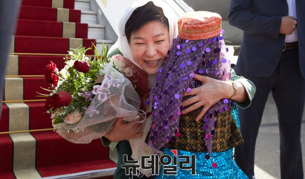 ▲ 박근혜 대통령이 1일 오후(현지시간) 이란 테헤란 메흐라바드 국제공항으로 도착해 환영 나온 화동에게 꽃다발을 받으며 포옹하고 있다. ⓒ뉴데일리