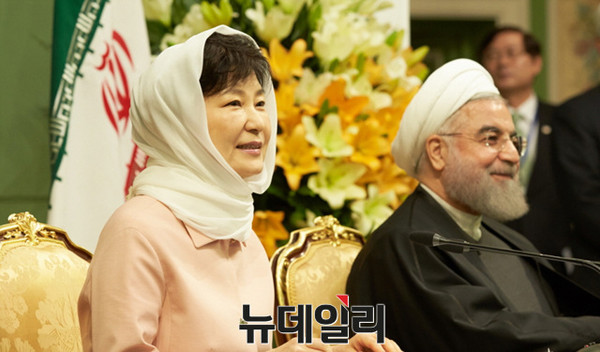 ▲ 박근혜 대통령과 로하니 이란 대통령이 2일(현지시간) 사드아바드 좀후리궁에서 열린 한·이란 정상 공동기자회견에서 정상회담 결과를 발표하고 있다. ⓒ뉴데일리