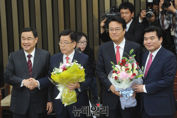 ▲ 3일 서울 여의도 국회에서 열린 새누리당 2016 원내대표 및 정책위원회의장 선출 당선자 총회에서 원내대표와 정책위의장으로 선출된 정진석(오른쪽 두번째)-김광림 당선인이 꽃다발을 들고 감사 인사를 하고 있다.ⓒ정재훈 기자