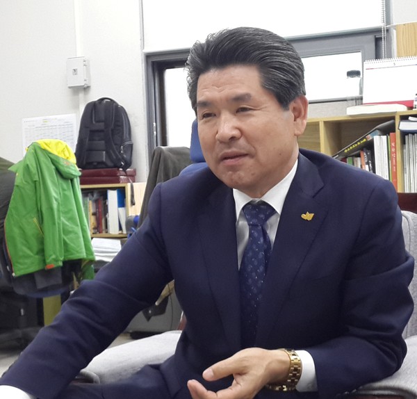 ▲ 윤현우 대한건설협회 충북도회장이 3일 충북도청 기자실에서 기계설비 분리발주 조례의 부당성에 대해 설명하고 있다.ⓒ김종혁 기자