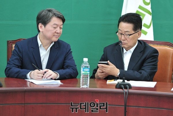 ▲ 국민의당 박지원 원내대표가 국회에서 열린 최고위원회의 도중 휴대전화를 꺼내들자, 옆자리의 안철수 대표가 이를 넘겨다보고 있다. ⓒ뉴데일리 이종현 기자