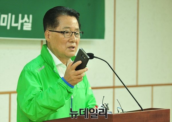 ▲ 국민의당 박지원 원내대표가 3일 의원회관에서 열린 초선 의원 정책역량 강화 워크숍 도중 휴대전화를 꺼내들고 있다. ⓒ뉴데일리 이종현 기자