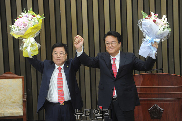 ▲ 3일 서울 여의도 국회에서 열린 새누리당 2016 원내대표 및 정책위원회의장 선출 당선자 총회에서 원내대표와 정책위의장으로 선출된 정진석(오른쪽 두번째)-김광림 당선인이 꽃다발을 들고 감사 인사를 하고 있다.ⓒ정재훈 기자