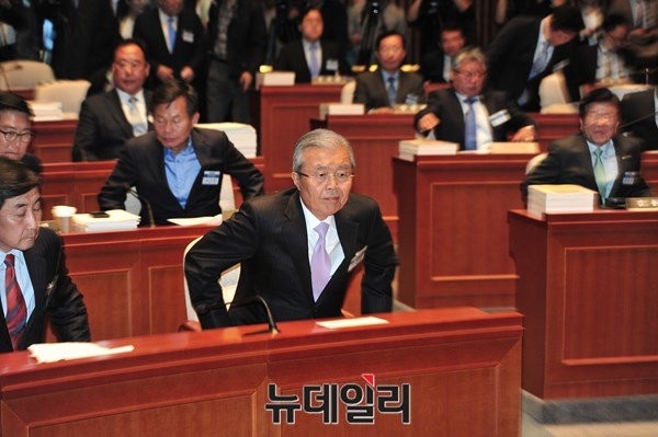 ▲ 더불어민주당 김종인 대표가 3일 자신의 거취를 정하는 20대 국회의원 당선자-당무위원 연석회의에 인사말을 하려고 일어서고 있다. ⓒ뉴데일리 이종현 기자