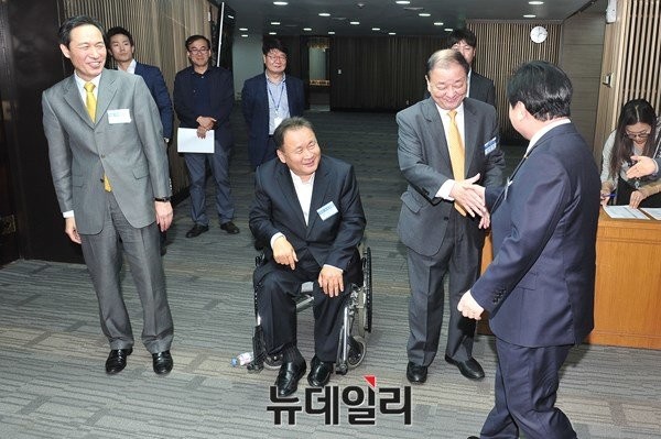 ▲ 이날 연석회의는 다음날 치러질 원내대표 경선에 나선 후보들에게는 표를 얻을 수 있는 마지막 기회였다. 왼쪽부터 우상호, 이상민, 강창일 원내대표 경선 후보가 동료 의원들과 악수를 나누는 모습이다. ⓒ뉴데일리 이종현 기자