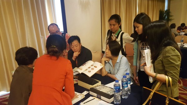 ▲ 경북도가 중국 서부 대개발의 중심 충칭, 해상실크로드의 플랫폼 푸저우, 장강 중하류 교통요지인 우한에 ‘중국무역사절단’을 파견해 성과를 내고 있다. 사진은 도에서 파견한 무역사절단이 현지에서 상담을 하는 모습.ⓒ경북도 제공