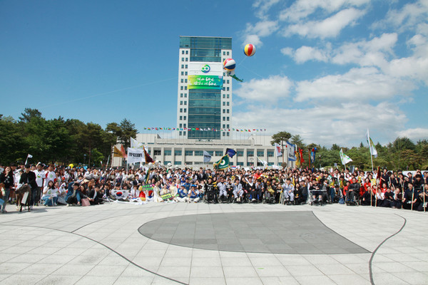 ▲ 퍼레이드에 참가한 한부환 영광학원 이사장, 홍덕률 총장, 장길화 총동문회장 등 대학본부, 교수회, 직원노동조합, 학생자치기구 등 학내 주요 조직 관계자와 학군단 군악대 등 학생 1천500여명이 참여해 화합을 다졌다.ⓒ대구대 제공