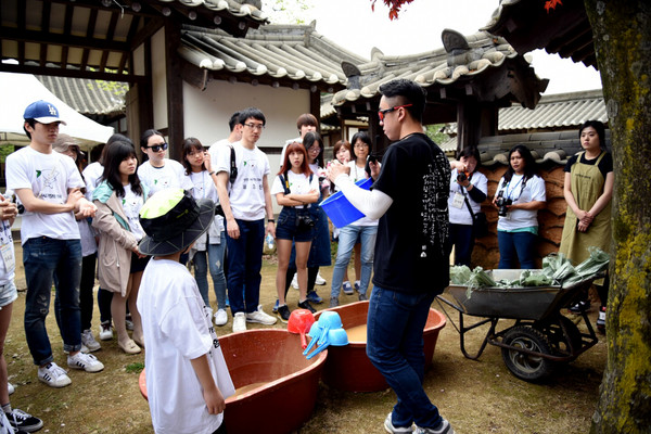 ▲ ‘문경사기장의 하루’ 체험장 모습. 지난해에 이어 도자기 체험을 할려는 사람들로 높은 인기를 얻고 있다.ⓒ문경시 제공