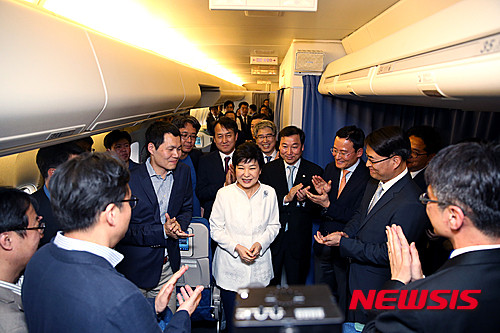 ▲ 2박4일 이란 국빈방문일정을 마친 박근혜 대통령이 3일 오후(현지시간) 이란 테헤란 메흐라바드 국제공항에서 한국으로 출발 전 기내에서 이란 순방 성과와 관련해 기자간담회를 하고 있다. ⓒ뉴시스