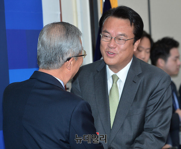 ▲ 새누리당 정진석 신임 원내대표가 4일 더불어민주당 김종인 대표를 만나며 '협치'의 중요성을 재차 강조했다. ⓒ뉴데일리 정상윤 기자