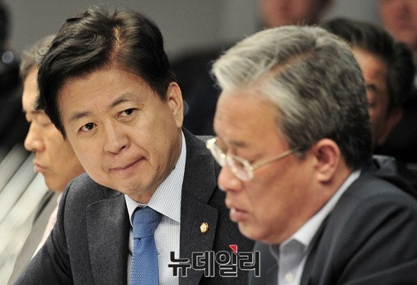 ▲ 신임 더불어민주당 원내대표 경선 후보로 나선 노웅래 의원(왼쪽). 오른쪽에 국민의당 유성엽 의원이 보인다. 사진은 2015년 10월 12일에 열린 '새정치연합 무엇이 문제인가' 토론회에서 모습이다. ⓒ뉴데일리 DB