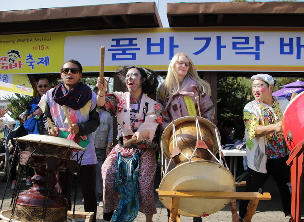 ▲ 지난해 음성 품바축제에서 외국인들이 장구를 치며 품바가락을 배우고 있다.ⓒ음성군