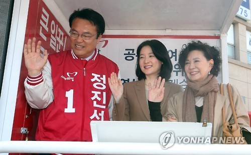 ▲ 정진석 새누리당 의원이 4월 11일 공주 산성시장 앞에서 배우 이영애, 원로 영화배우 문희씨와 함께 인사하며 지지를 호소하고 있다.   ⓒ 연합뉴스