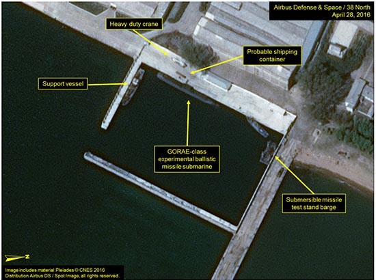 지난 3일(현지시간) 美북한전문매체 '38노스'가 조셉 버뮤데즈 박사의 분석 리포트와 함께 게재한 신포항 잠수함 기지 일대 위성사진. ⓒ38노스 화면캡쳐