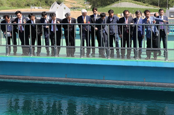 ▲ 이승훈 충북 청주시장(앞줄 오른쪽 두번째)이 4일 지북동 통합정수장 준공식에서 정수 시설을 견학하고 있다.ⓒ청주시