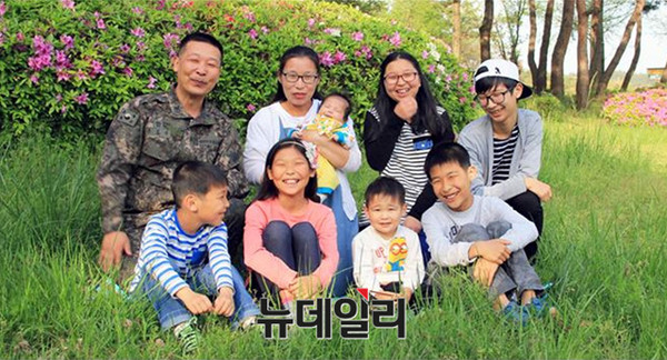 ▲ 온은신 상사 부부와 7명의 자녀가 한자리에 모였다ⓒ육군본부