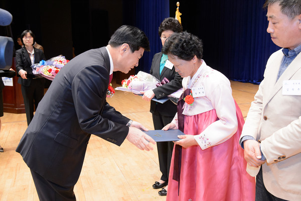 ▲ 이춘희 세종시장이 4일 제44회 어버이날 기념행사에서 효행 유공자에게 표창장을 수여하고 있다.ⓒ세종시
