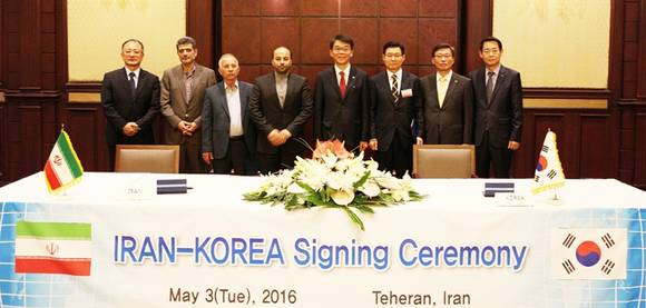 ▲ 왼쪽 네번째부터 바박 아흐마디 이란철도청 부청장, 강호인 국토교통부장관, 김승탁 현대로템 사장이 MOU 체결 뒤 기념촬영을 하고 있다.ⓒ현대로템