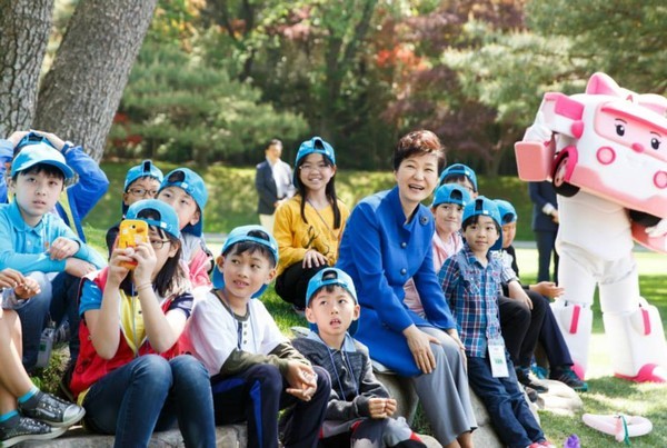 ▲ 박근혜 대통령이 지난해 5월 5일 어린이날을 맞아 청와대에서 행사를 갖고 있는 모습. ⓒ청와대 제공