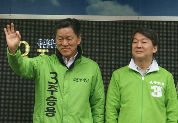 ▲ 국민의당 주승용 전 원내대표와 안철수 대표가 지난달 4일 전남 여수에서 공동 유세를 진행하고 있다. ⓒ뉴시스 사진DB