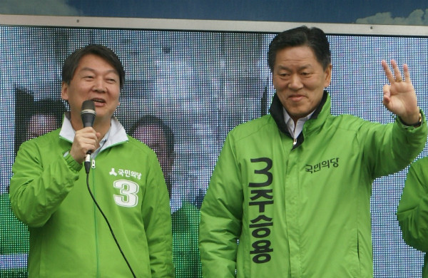 ▲ 국민의당 안철수 대표와 주승용 전 원내대표가 지난달 4일 전남 여수에서 공동 유세를 진행하고 있다. ⓒ뉴시스 사진DB