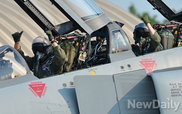 공군 F-4E 팬텀 전폭기 조종사가 이륙직전 승리의 세레머니를 하고 있다.ⓒ뉴데일리 정상윤 사진기자