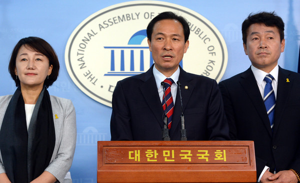 ▲ 우상호 원내대표가 5일 이재정 신임 원내대변인(왼쪽)과 기동민 신임 원내대변인(오른쪽)을 소개하고 있다. ⓒ뉴시스 DB